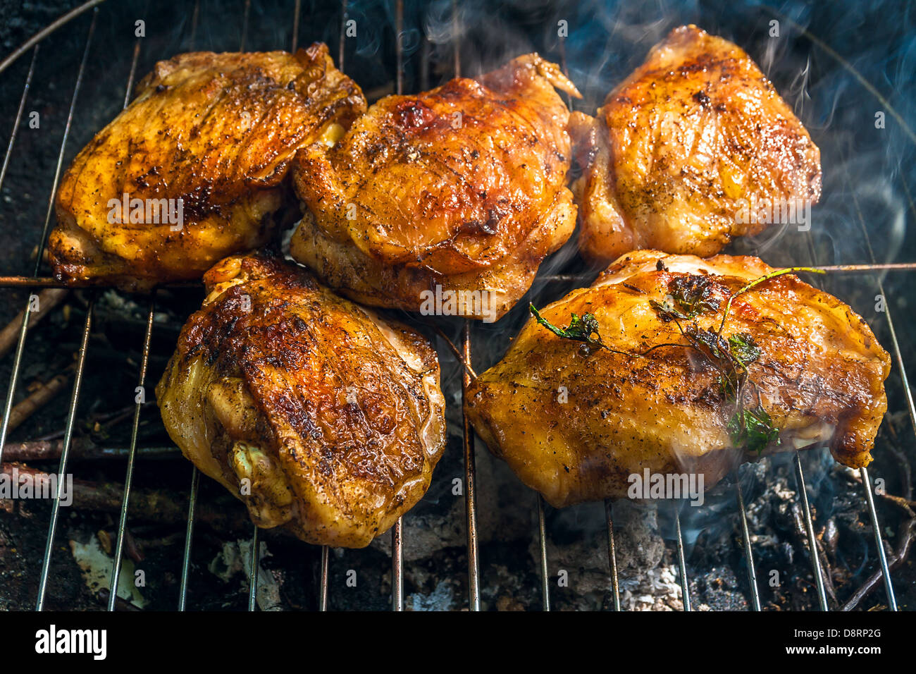 Cotte le cosce di pollo alla griglia Foto Stock