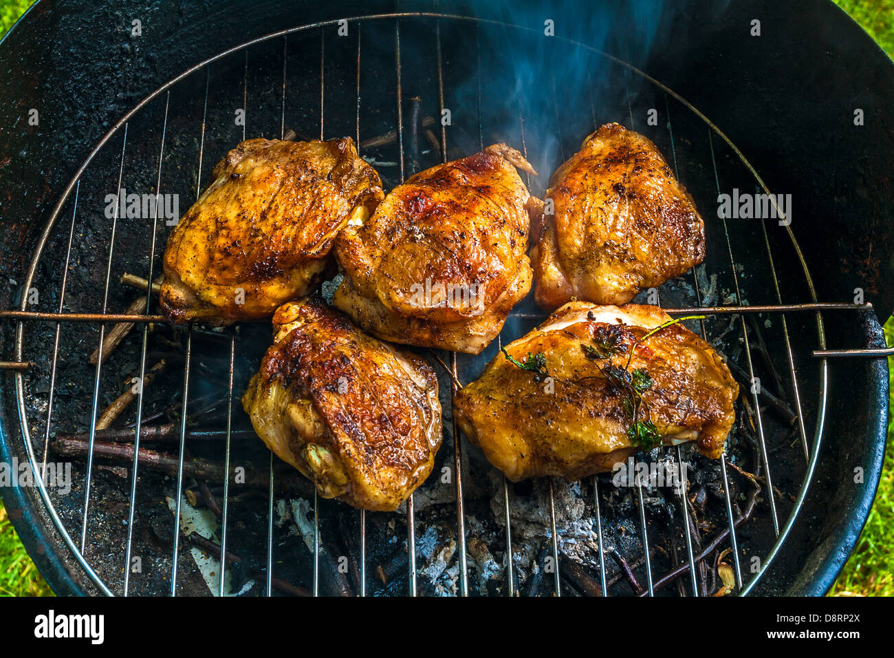Cotte le cosce di pollo alla griglia Foto Stock