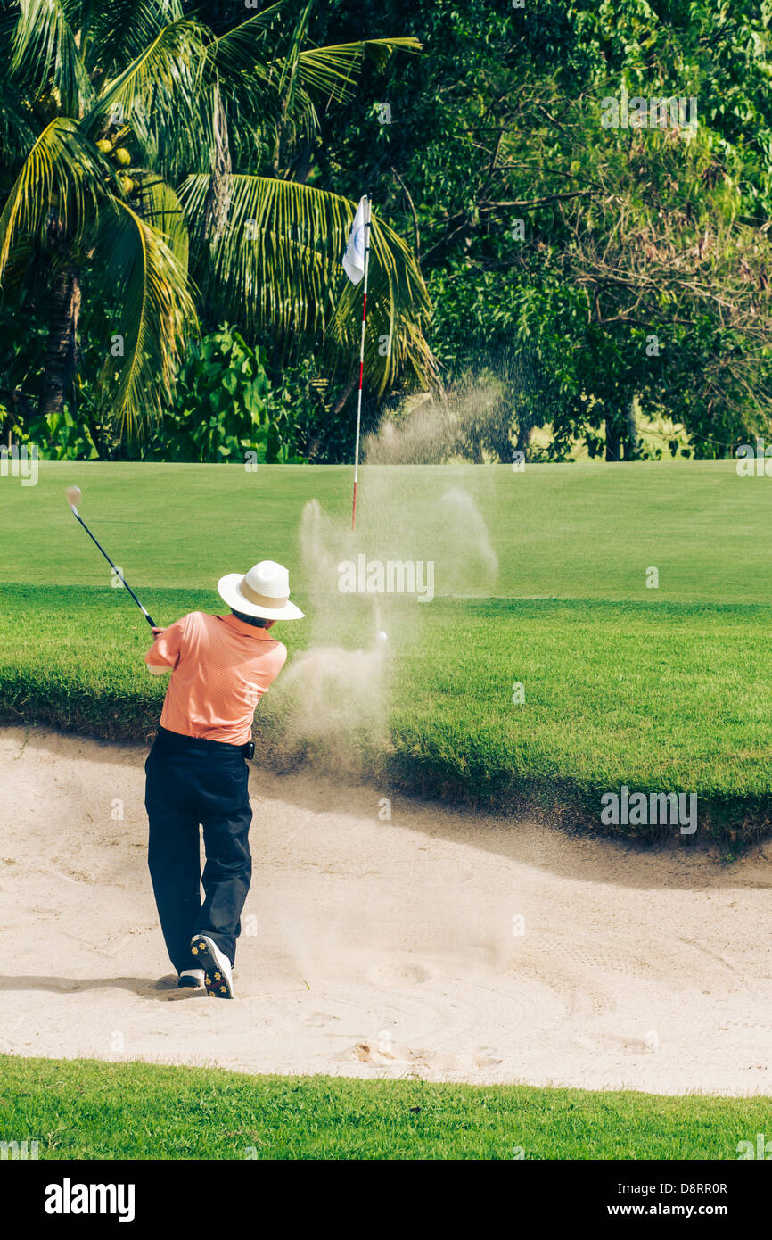 Il Golfer in sandtrap sul foro 8 a valle verde/St Andrews campo da golf nei pressi di Pattaya, Thailandia Foto Stock