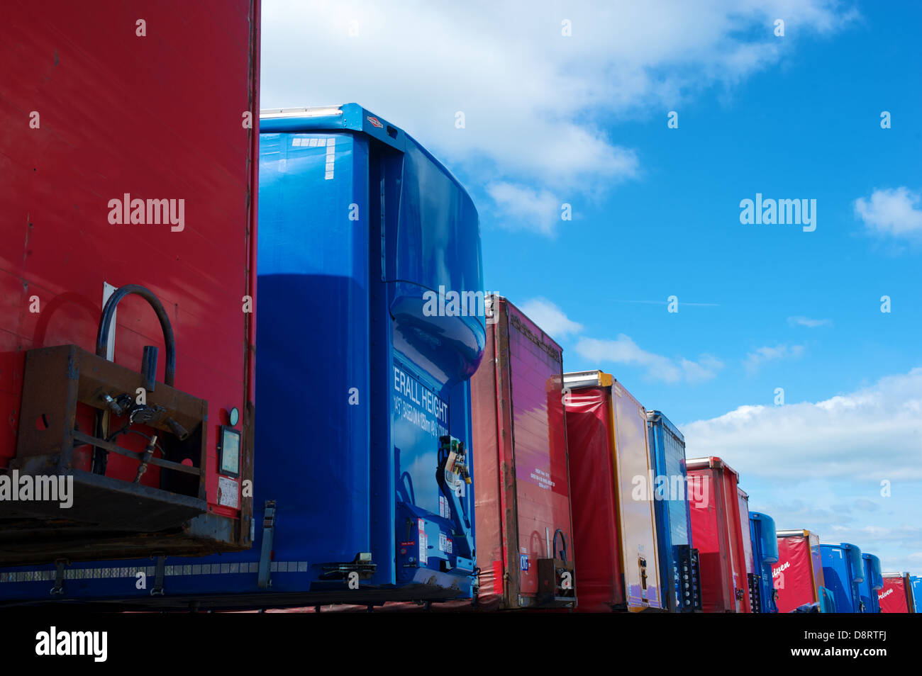 Rimorchi per camion stand in un parco del rimorchio. Foto Stock