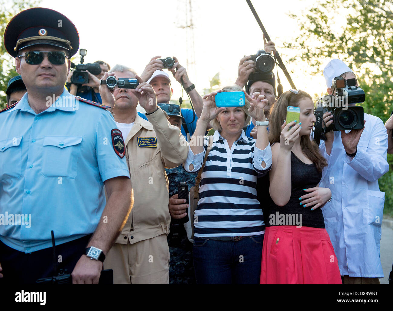 La famiglia, gli amici, i colleghi e i membri dei media, osservare e fotografare Expedition 36/37 Tecnico di volo Karen Nyberg della NASA, Soyuz Commander Fyodor Yurchikhin di l'agenzia spaziale federale russa e tecnico di volo Luca Parmitano dell'Agenzia spaziale europea come essi partono il cosmonauta Hotel per soddisfare fino e lanciare a bordo di una Soyuz verso la Stazione Spaziale Internazionale Maggio 28, 2013 di Baikonur in Kazakhstan. Foto Stock