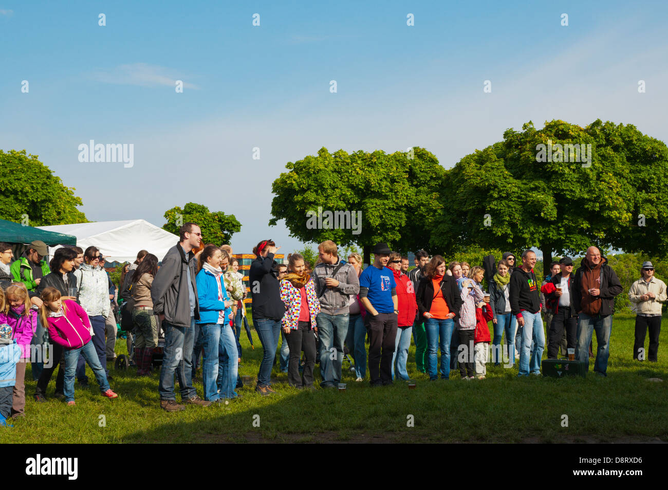 Guardare la gente di una delle prestazioni musicali durante il festival parco Parukarka Zizkov quartiere città di Praga Repubblica Ceca Europa Foto Stock