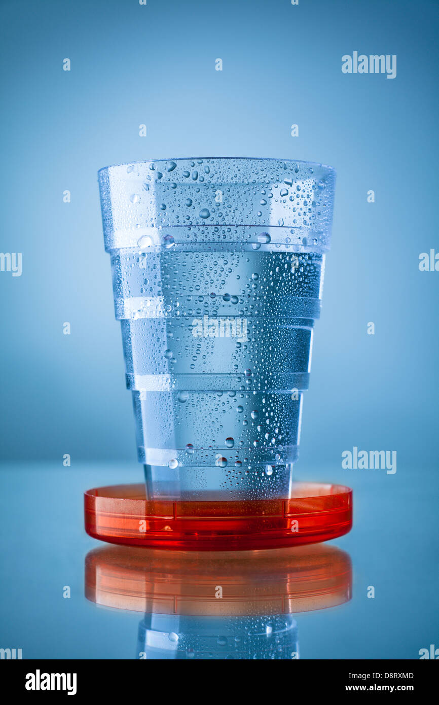 Plastica pieghevole di vetro riempita con acqua Foto Stock