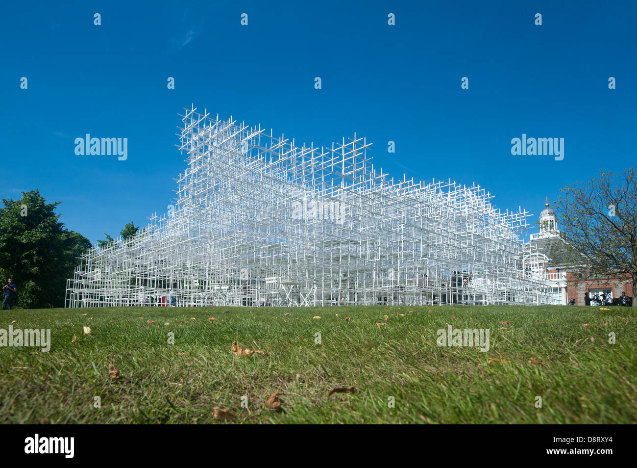 Londra, Regno Unito. Il 4 giugno 2013. Galleria della Serpentina presenta il Padiglione 2013 2013 progettato da multi premiato architetto giapponese Sou Fujimoto. Egli è il tredicesimo e, a 41, più giovane architetto di accettare l'invito per la progettazione di una struttura temporanea per la Serpentine Gallery. Il più ambizioso programma architettonico del suo genere in tutto il mondo, la serpentina annuali della Commissione Pavilion è uno dei più attesi eventi sul calendario culturale. Credito: Piero Cruciatti/Alamy Live News Foto Stock