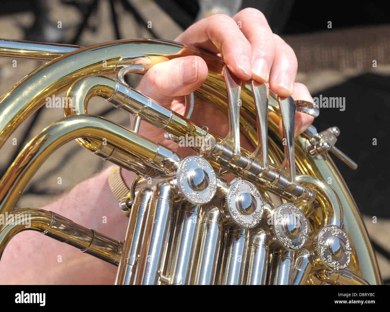 Dettaglio di un musicisti dita riproduzione di un corno francese. Foto Stock