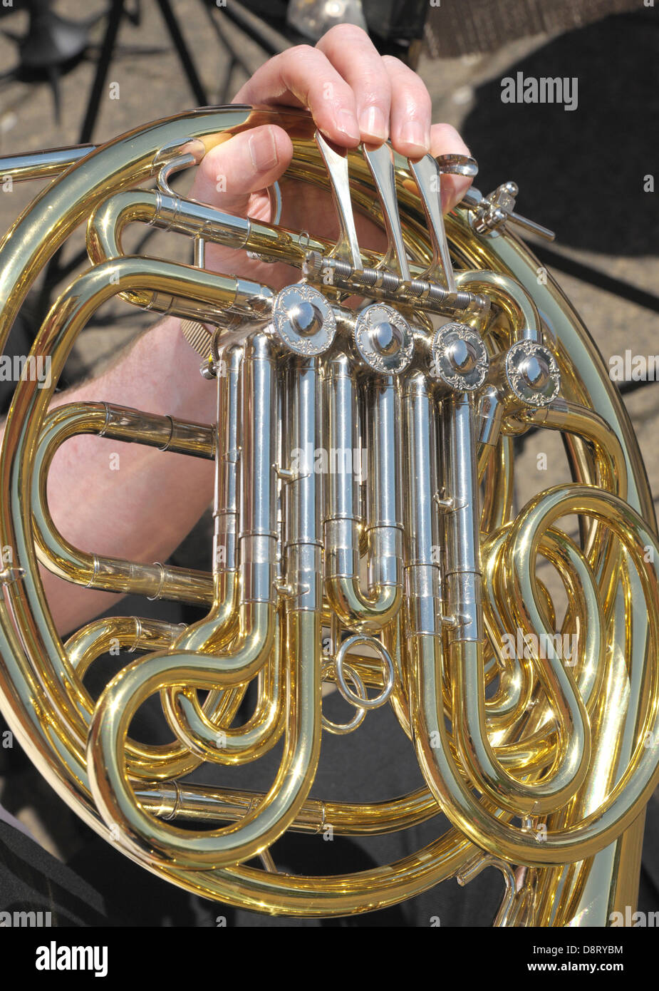 Dettaglio di un musicisti dita riproduzione di un corno francese. Foto Stock