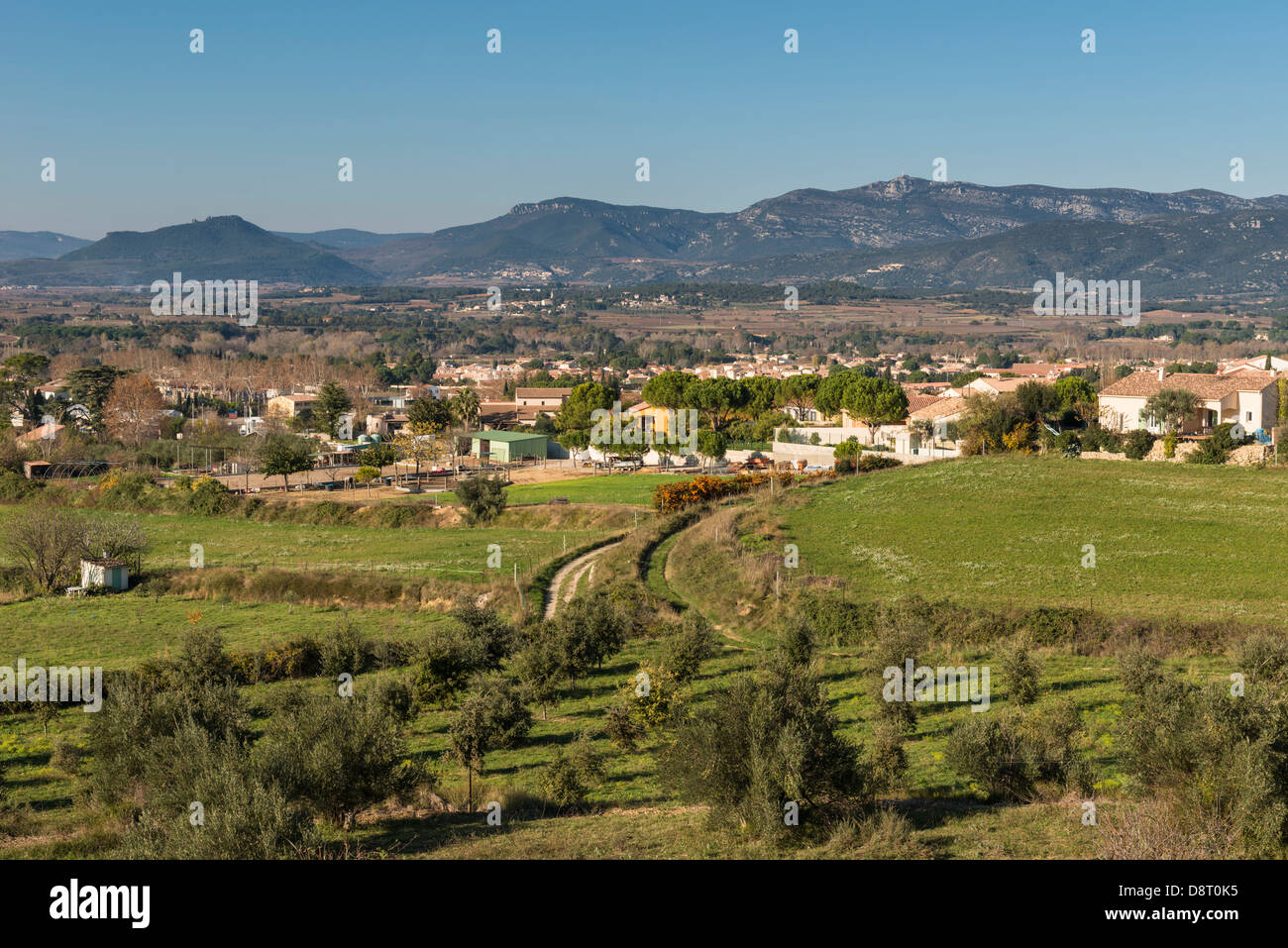 Vista di Gignac con le montagne sullo sfondo, Hérault nel Languedoc Roussillon, Francia Foto Stock