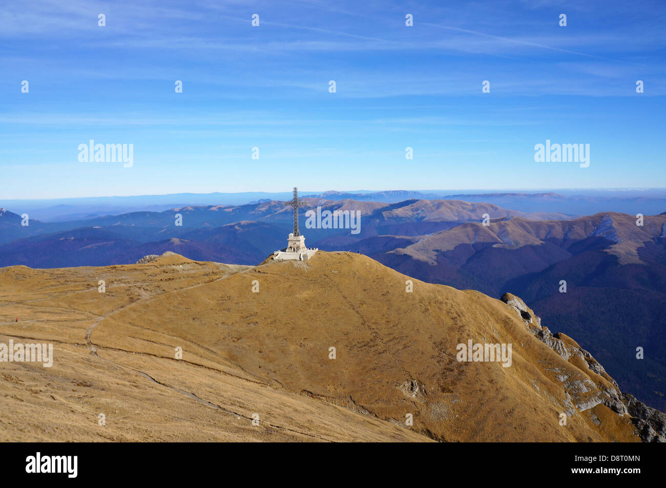 Il picco delle montagne di Bucegi con eroi monumento in acciaio Foto Stock