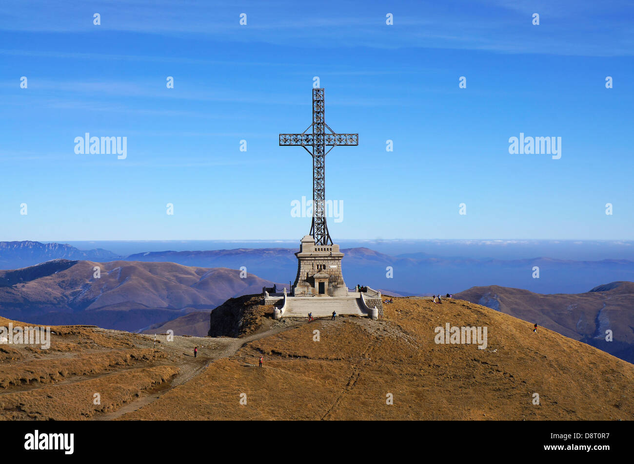 Montagne di Bucegi con eroi monumento in acciaio Foto Stock