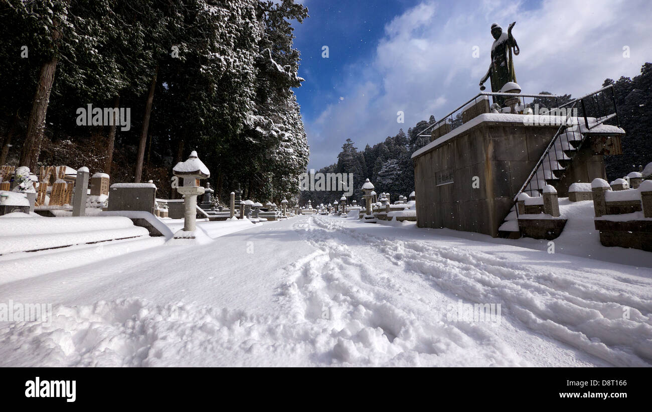 Passeggiata mattutina tra il defunto nel cimitero di Okunoin con neve spesso dalla notte prima Foto Stock