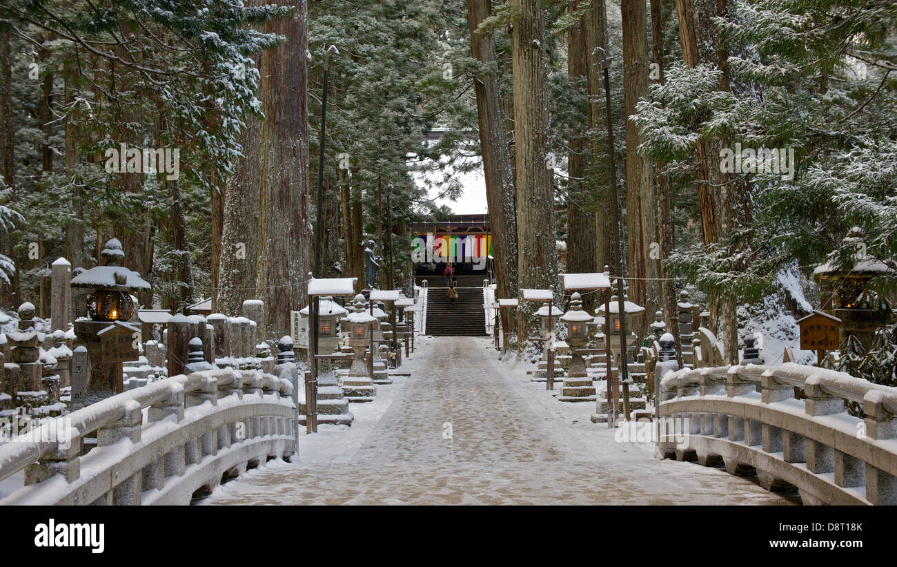 Attraversando il ponte in più sacro luogo in Giappone, Okunoin, dove Kobo Daishi poggia in eterna meditazione, in inverno Foto Stock