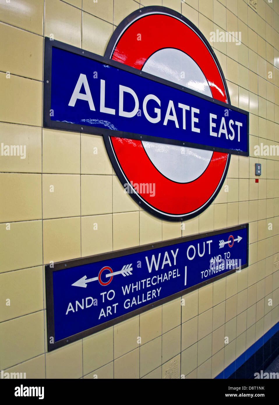 Segno della metropolitana alla stazione di Aldgate East di Londra, Inghilterra, Regno Unito Foto Stock