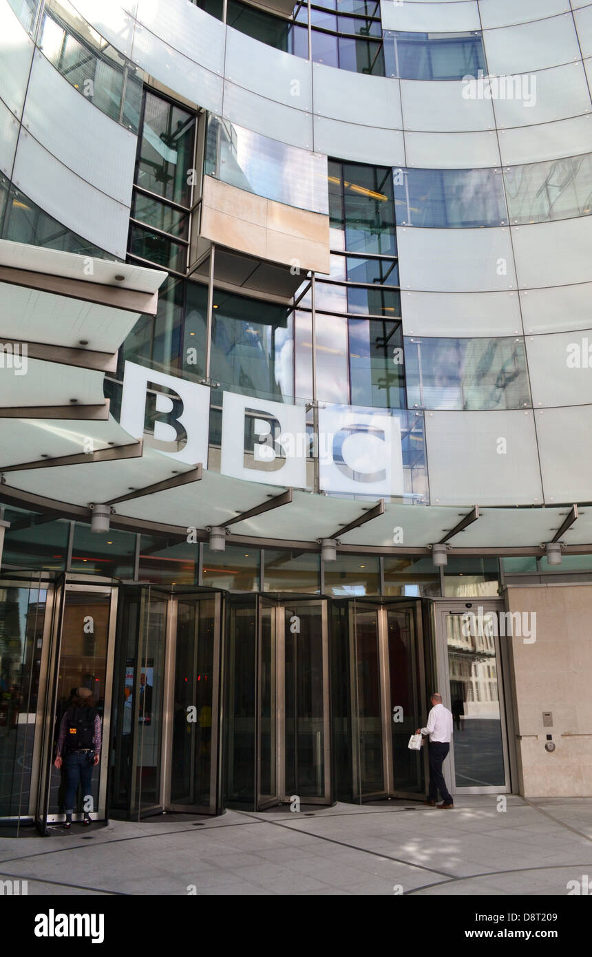 L'ingresso alla nuova BBC Broadcasting House, Portland Place, Londra Foto Stock