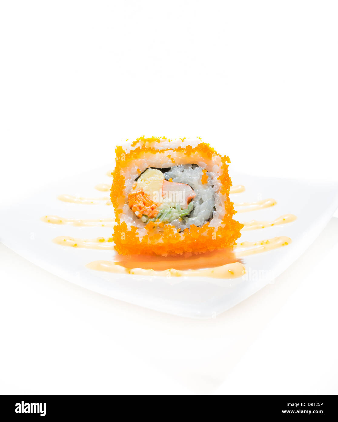 Il delizioso sushi rotoli sulla piastra bianca. Foto Stock