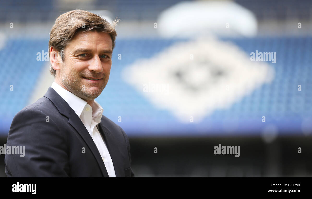 Nuovo direttore sportivo della Bundesliga club di calcio HSV, Oliver Kreuzer, sorge sul campo a Imtech Arena dopo una conferenza stampa a Amburgo, Germania, 04 giugno 2013. Foto: CHRISTIAN CHARISIUS Foto Stock