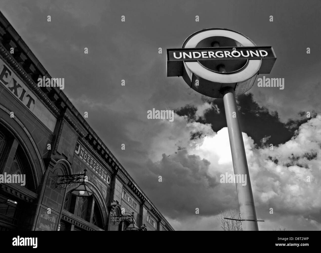 Visualizzazione bianco e nero di Kilburn Park Station mostra iconico London Underground segno, Kilburn, London, England, Regno Unito Foto Stock