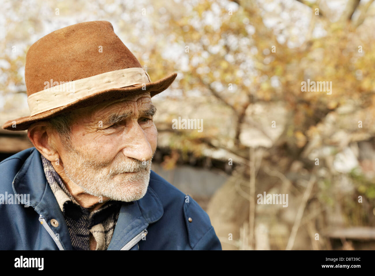 Triste uomo senior in hat Foto Stock