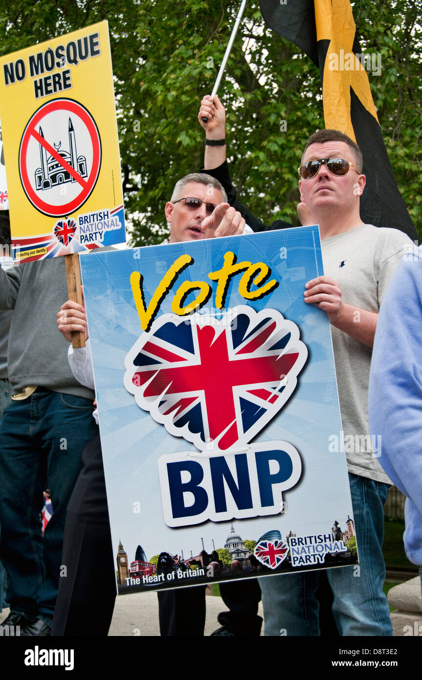 I membri di estrema destra del British National Party BNP protestare contro la popolazione musulmana dopo l omicidio di Lee Rigby Foto Stock