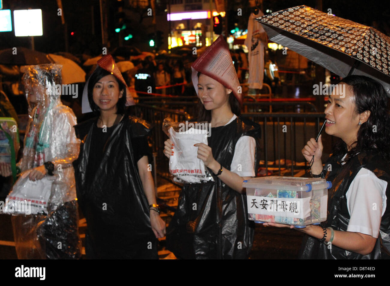 Hong Kong. Il 4 giugno 2013. I sostenitori della democrazia di raccogliere fondi per madri di Tiananmen di Hong Kong di Victoria Park come pioggia taglia corto la veglia annuale per Piazza Tiananmen vittime Credit: Robert Kemp SC/Alamy Live News Foto Stock