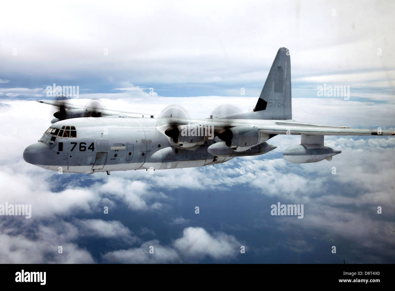 Una KC-130J Hercules con antenna Marine Refueler squadrone di trasporto 252 crociere al fianco di un compagno di Ercole dallo squadrone durante la conduzione di configurazioni di volo durante il rifornimento di carburante dell'antenna la formazione al di sopra del Nord Carolina 22 maggio. Circa 13 Marines e due KC- Foto Stock