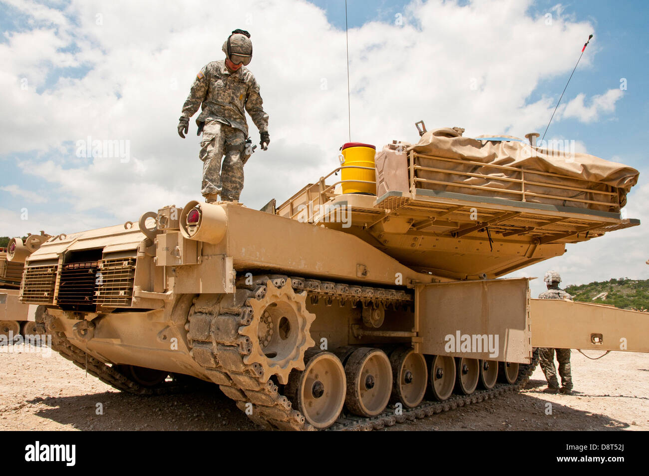 Stati Uniti Army Sgt. Christopher Dooley, da Leonardtown, Md., un serbatoio Artigliere nel 2° Battaglione, 8 reggimento di cavalleria, 1a divisione di cavalleria, controlli la scatola della batteria e i collegamenti sulla sua M1A1 Abrams serbatoio dopo gunnery qualifiche sul Blackwell multi-uso ra Foto Stock