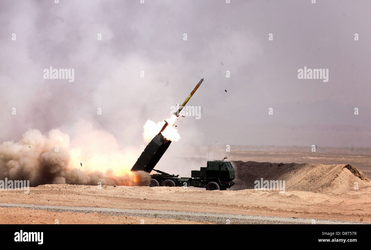 Marines con Romeo batteria, 5° Battaglione, xi reggimento Marine, Regimental Combat Team 7, fuoco di razzi da un M142 High Mobility Artillery Rocket System (HIMARS) su Camp Leatherneck, provincia di Helmand, Afghanistan, Giugno 1, 2013. Marines con 5/11 sono depl Foto Stock