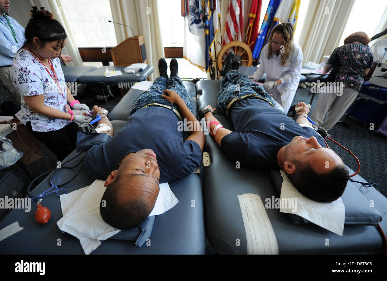 NEWPORT, R.I. (30 maggio 2013) Capo Hospital Corpsman Tom laghetti, indipendente corpsman dazio PER GLI STATI UNITI Naval War College (NWC) e Senior Chief tecnico sonar (Superficie) Ben Pierson, comando senior chief per NWC, hanno il loro sangue prelevato da phlebotomists f Foto Stock