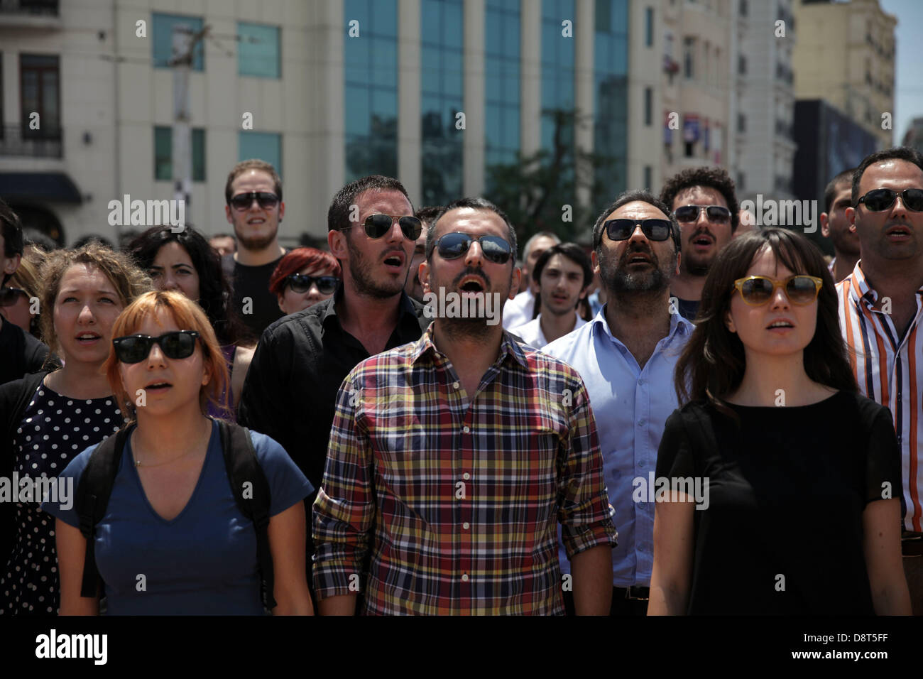 Istanbul, Turchia. Il 4 giugno 2013. Protestor gridare slogan in Piazza Taksim il 4 giugno 2013 ad Istanbul in Turchia.Le proteste ha cominciato inizialmente per il destino di Taksim Gezi Park, uno degli ultimi significativi spazi di verde nel centro della città Credito: Yiannis Kourtoglou/Alamy Live News Foto Stock