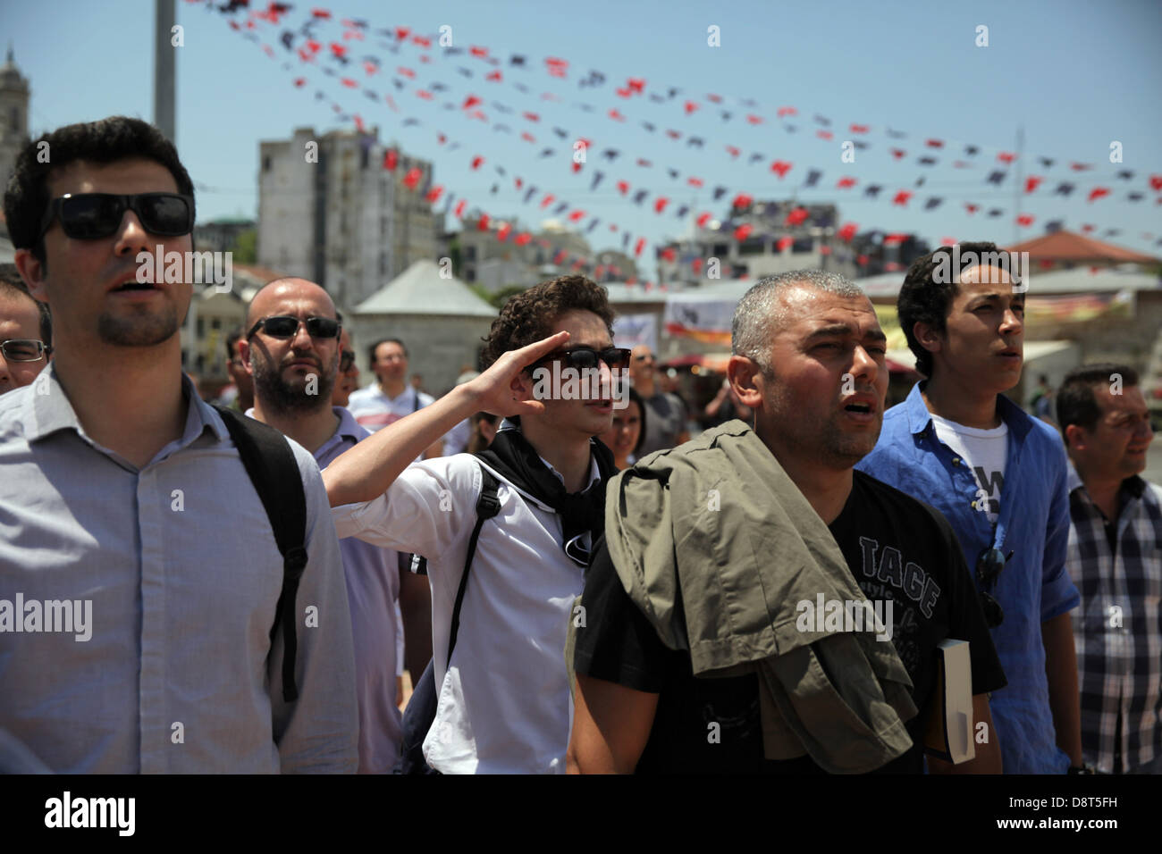 Istanbul, Turchia. Il 4 giugno 2013. Protestor gridare slogan in Piazza Taksim il 4 giugno 2013 ad Istanbul in Turchia.Le proteste ha cominciato inizialmente per il destino di Taksim Gezi Park, uno degli ultimi significativi spazi di verde nel centro della città Credito: Yiannis Kourtoglou/Alamy Live News Foto Stock