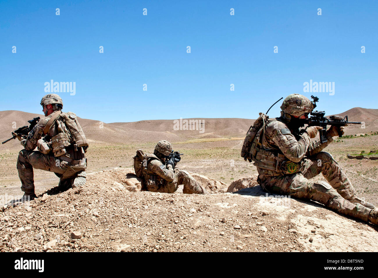 Stati Uniti Army Sgt. Christopher Ross (a destra), U.S. Il personale dell'esercito Sgt. Olin Harrington, (centro) e U.S. Army Spc. Jared Malda, 2° Stormo, 1° reggimento di cavalleria, seconda divisione di fanteria, forniscono oltre il guardare la sicurezza per il loro team in provincia di Zabul, Afghanistan, M Foto Stock