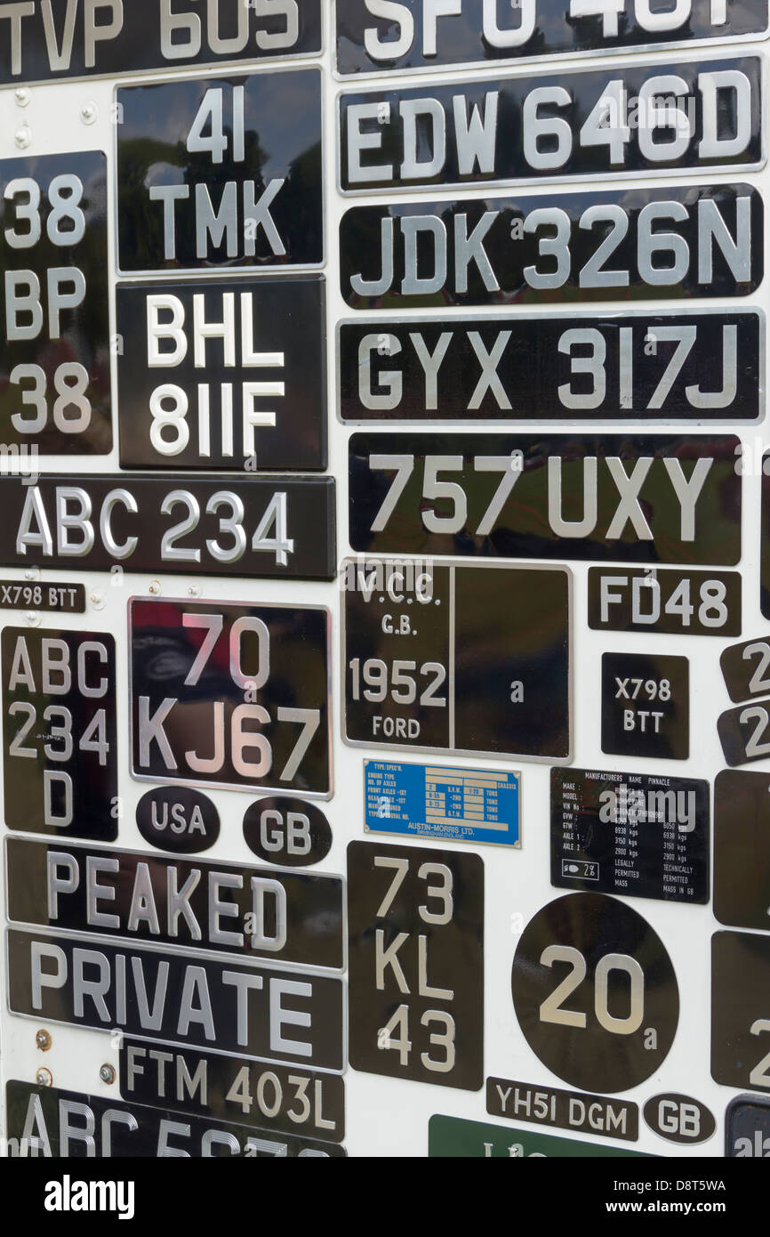 Un display di tipo vecchio numero piastre, parte di uno stand della mostra la produzione di vecchio tipo, non riflettente targhe per automobili classiche. Foto Stock