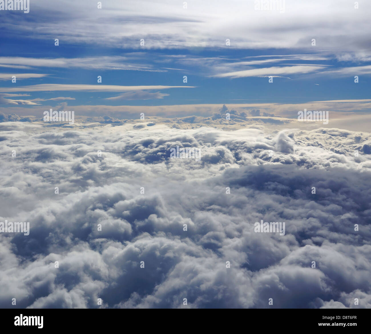 Vista dal cronografo Hublot di un aereo in volo in un cielo nuvoloso Foto Stock