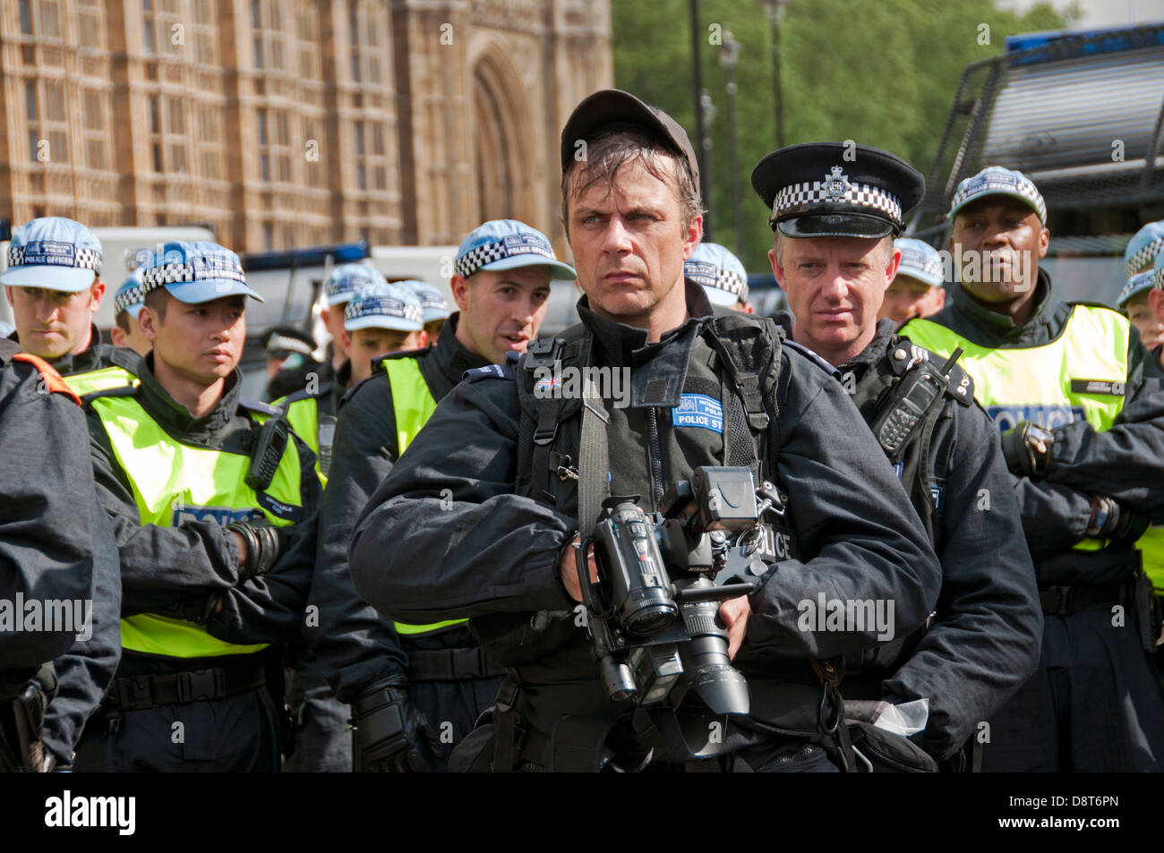 Montare la polizia in avanti il team di intelligence fotografo fotografare i manifestanti Foto Stock