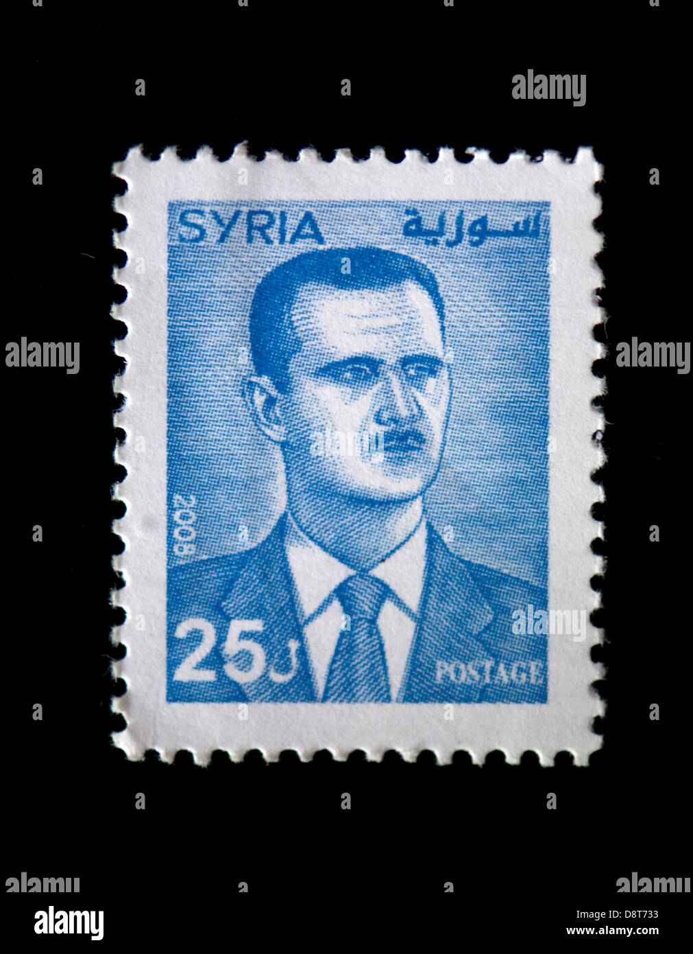 Illustrazione - Il Presidente della Siria Bashar al-Assad, è raffigurato su un francobollo siriano, a Dresda, in Germania, il 23 maggio 2013. Ci sono molti gli sforzi diplomatici per porre fine al conflitto. Foto: Arno Burgi Foto Stock