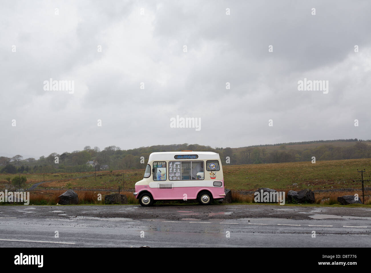Un gelato van parcheggiato in un laico da tra Brecon e Hirwaun, Galles su una bagnata può bank holiday. Foto Stock