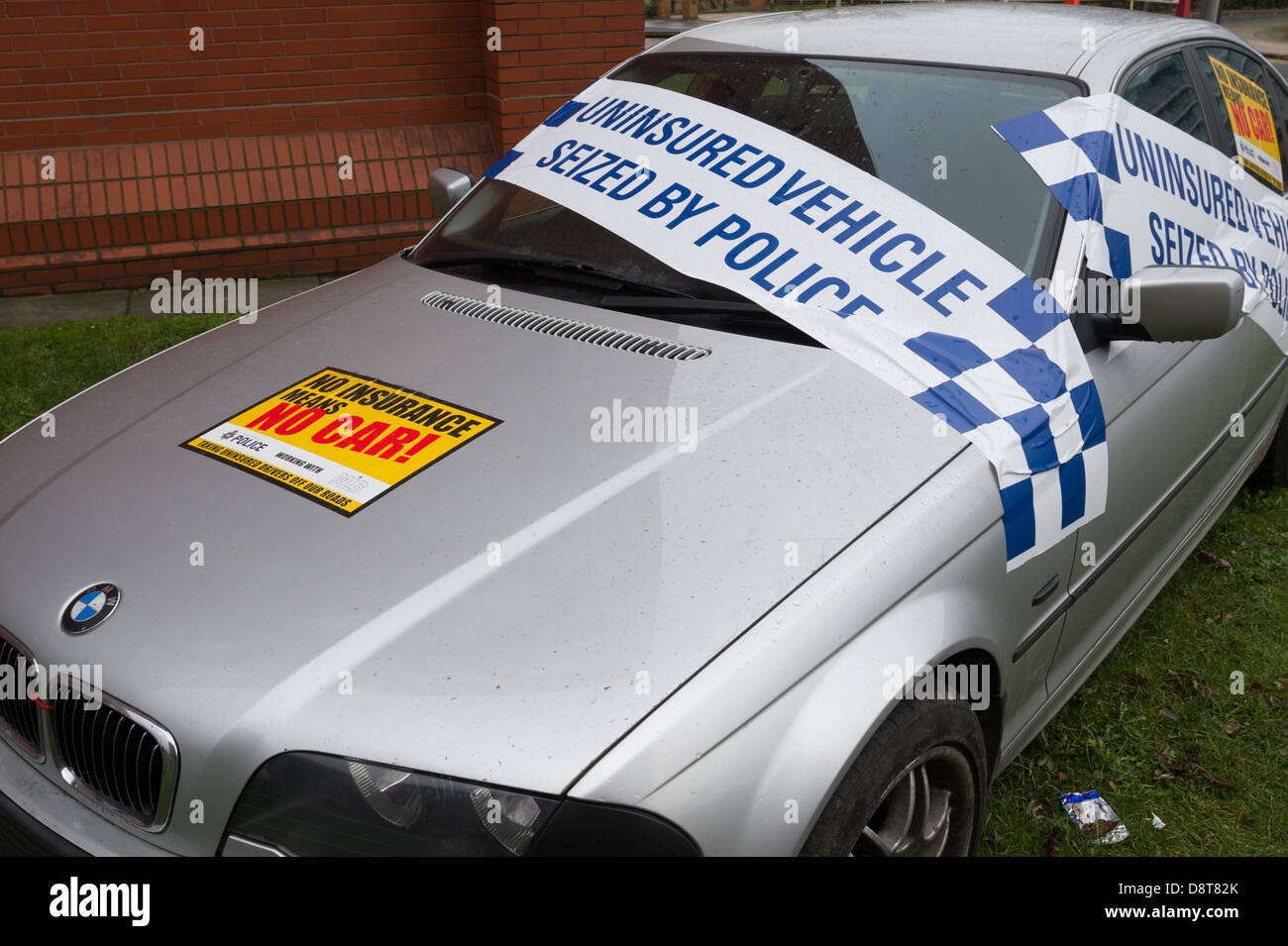 Grippaggio assicurato motore BMW al di fuori della stazione di polizia Foto Stock
