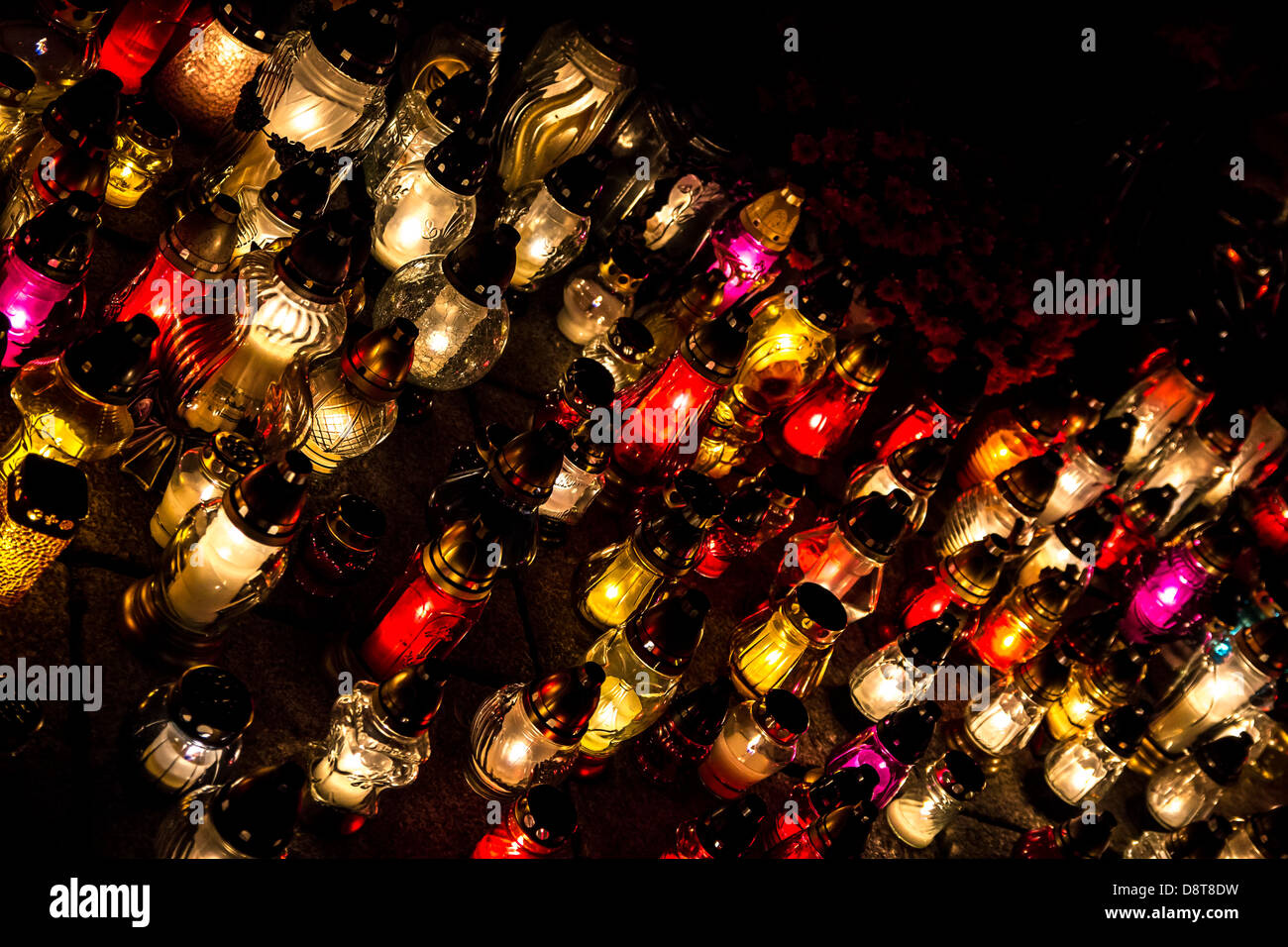 Solennità di Tutti i Santi in un cimitero in Polonia - Fiori e accendono le candele per onorare la memoria dei parenti defunti. Foto Stock