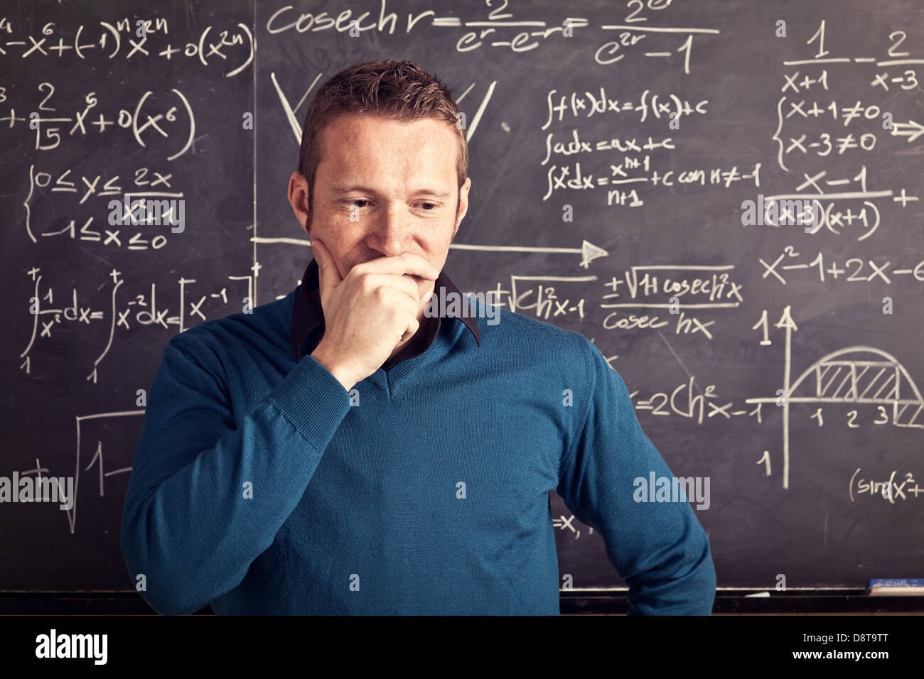 Ritratto del maestro caucasico e blackboard Foto Stock