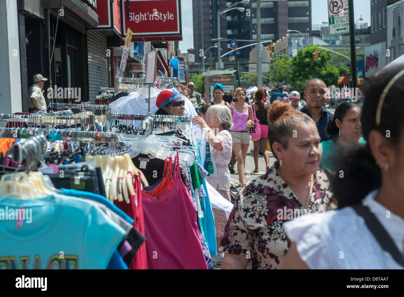 Rack di abbigliamento al di fuori di un negozio di abbigliamento per donna nella trafficata Graham Avenue CBD in Bushwick di Brooklyn, New York Foto Stock