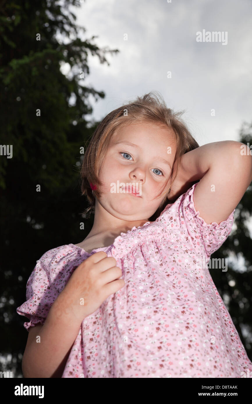 Per l'anno-vecchia ragazza con una espressione triste Foto Stock