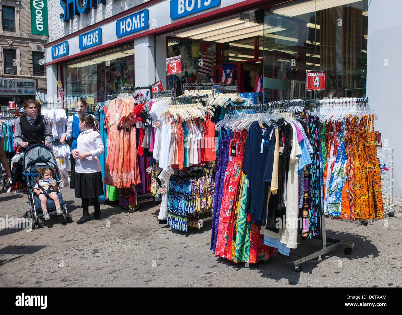 Rack di abbigliamento al di fuori di un negozio di abbigliamento per donna nella trafficata Graham Avenue CBD in Bushwick di Brooklyn, New York Foto Stock
