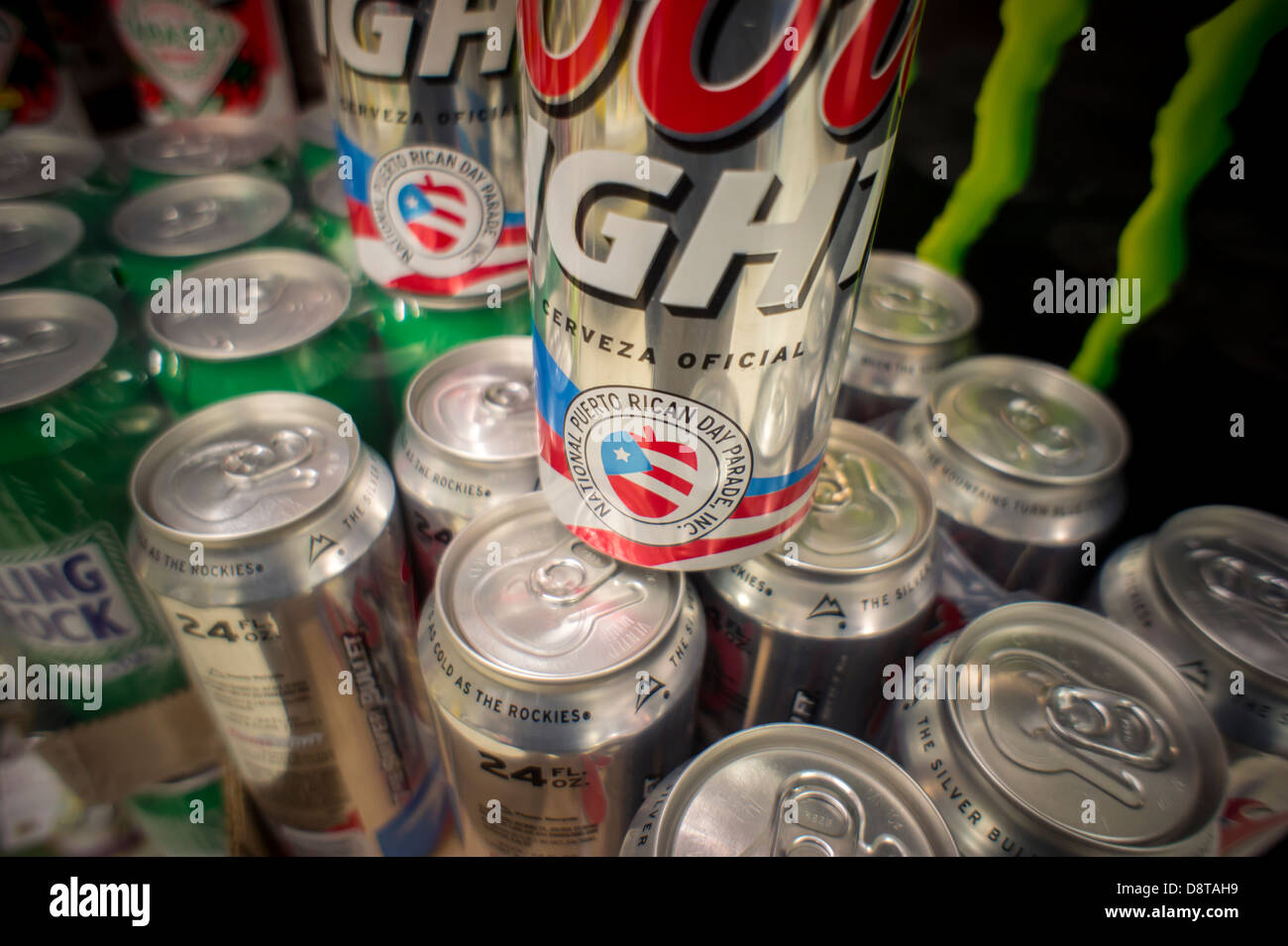 Lattine commemorative di Coors birra chiara che mostra il logo del Puerto Rican Day Parade Foto Stock