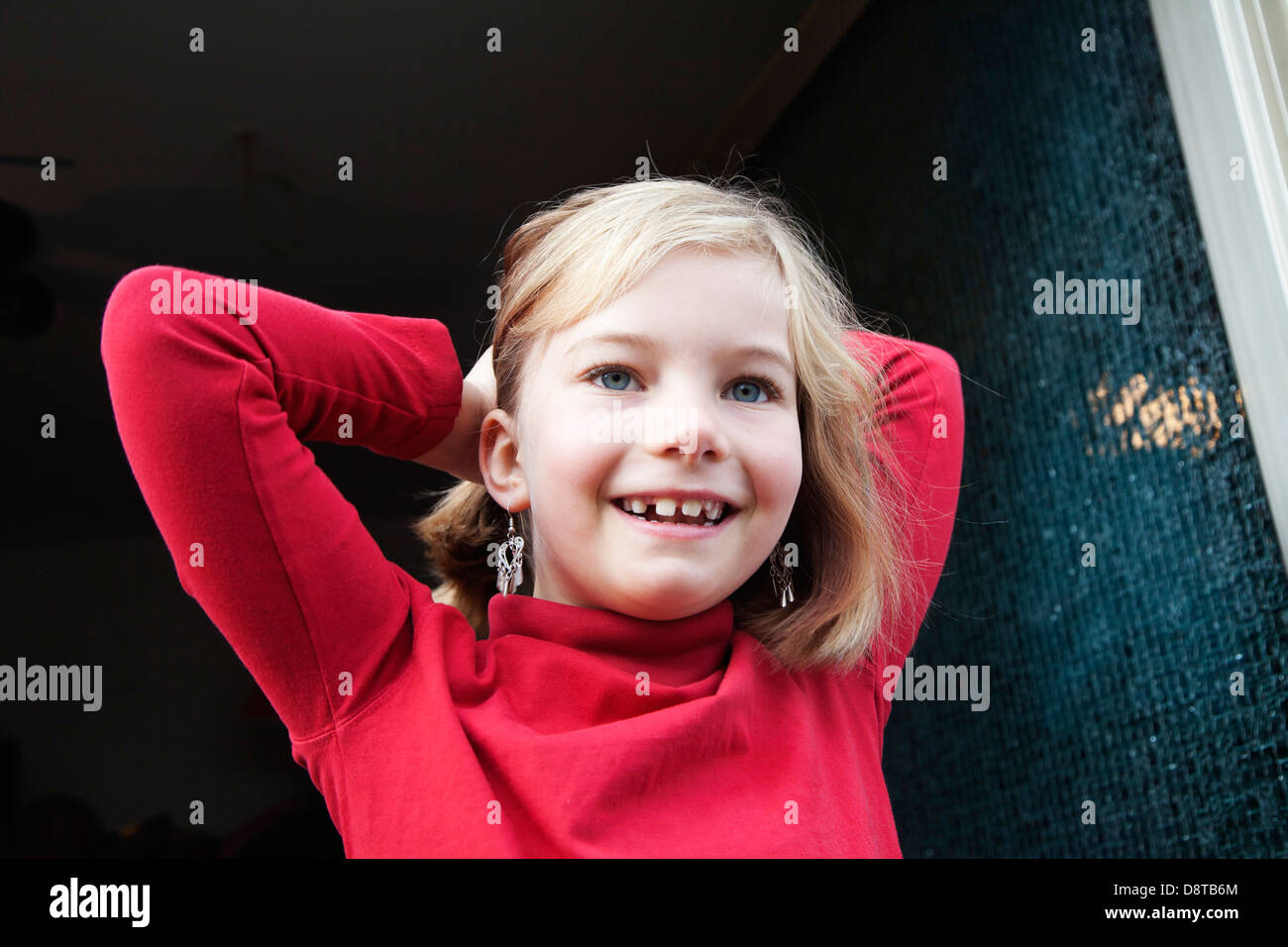 8 anno-vecchia ragazza pettinare i capelli Foto Stock