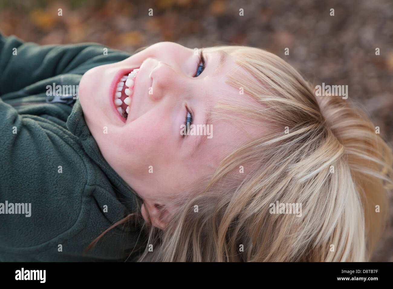 4 anno-vecchio ragazzo sta godendo di giocare su uno swing Foto Stock
