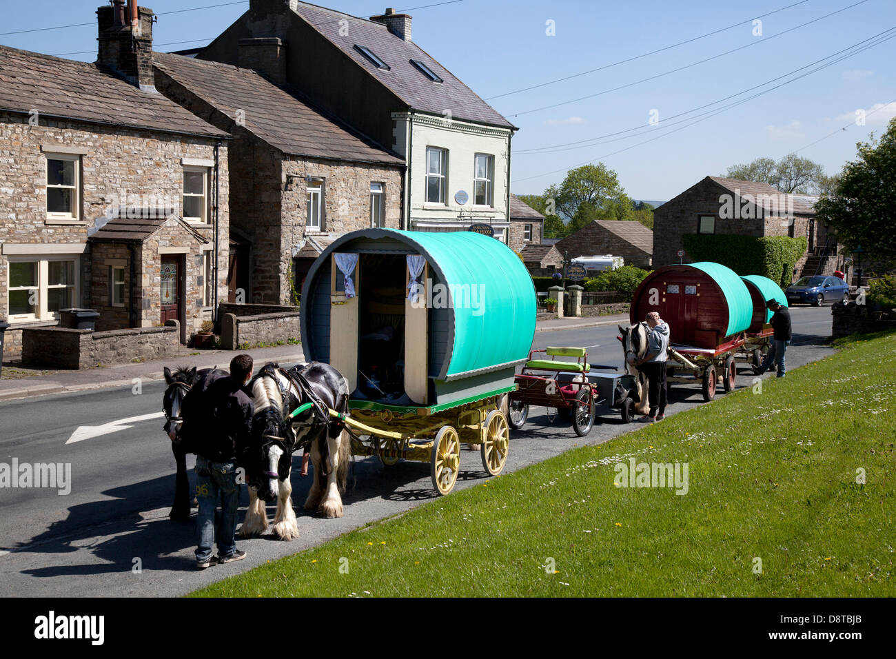 Roulotte Romany Travellers; vagone zingaro con Yardos o carri Bow Top in loco a Bainbridge lungo il tragitto per la fiera ippica Appleby in Cumbria. La Fiera è un raduno annuale di zingari e viaggiatori che si svolge la prima settimana di giugno, e ha avuto luogo dal regno di Giacomo II, che ha concesso una carta reale nel 1685 consentendo una fiera del cavallo 'vicino al fiume Eden'. Foto Stock