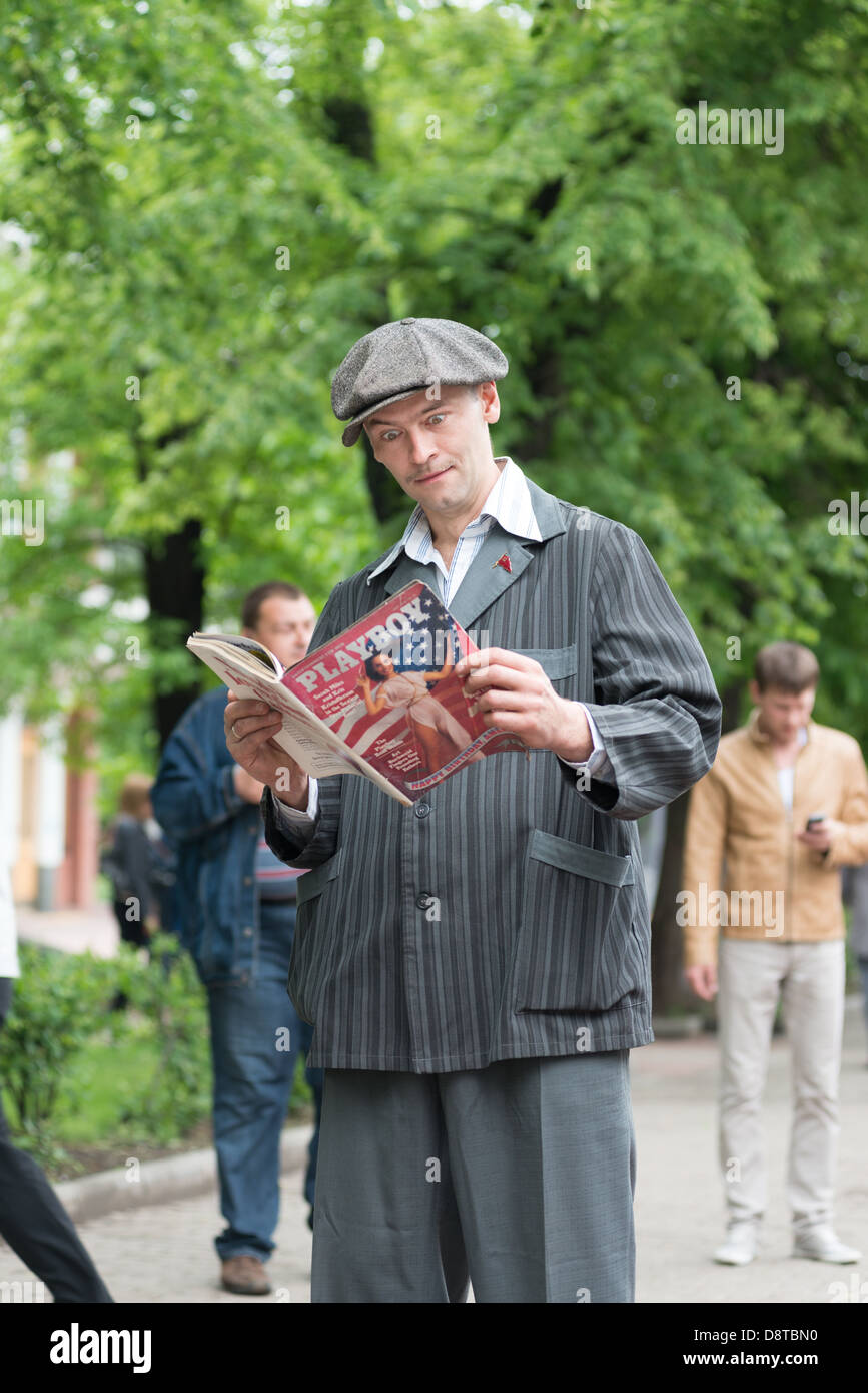 Mosca, Russia - festival retrò 'giorni di storia' in Hermitage Garden. Gli uomini sovietici cercando Playboy. Maggio 26, 2013 Foto Stock