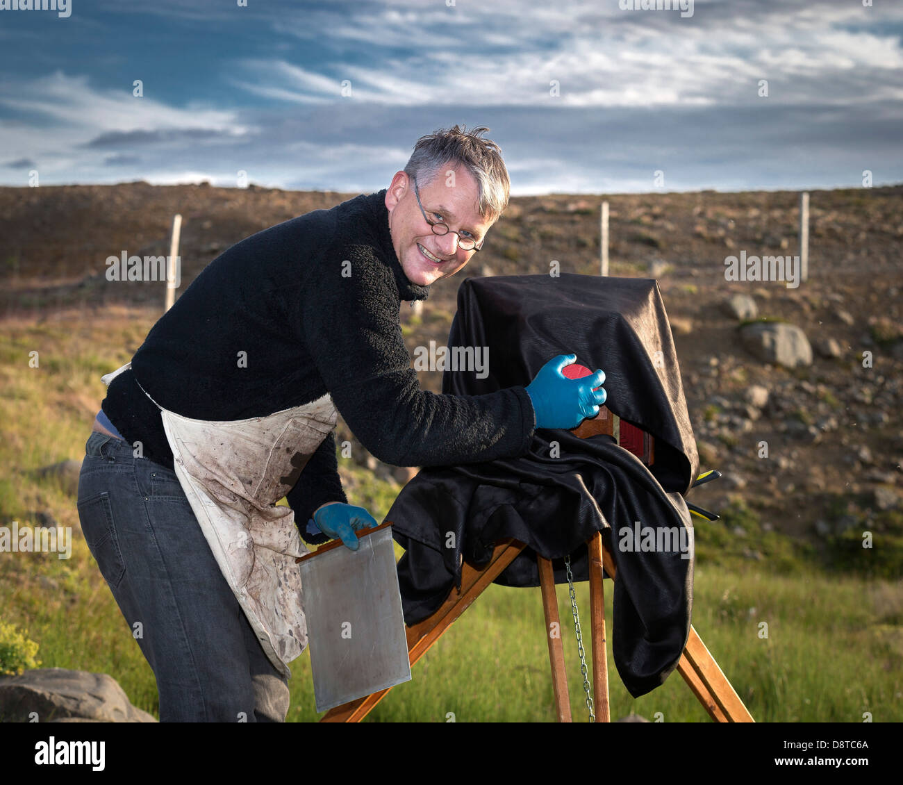 Fotografo usando la vecchia fotocamera e piastre bagnate (processo di collodio), Eyjafordur, Akureyri, Islanda Foto Stock