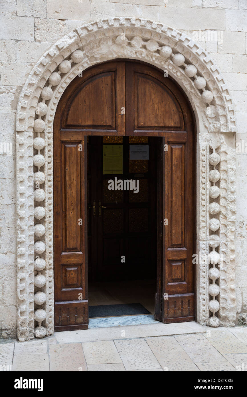 Portale romanico della chiesa di San Marco dei Veneziani, la città vecchia, Bari, Italia Foto Stock