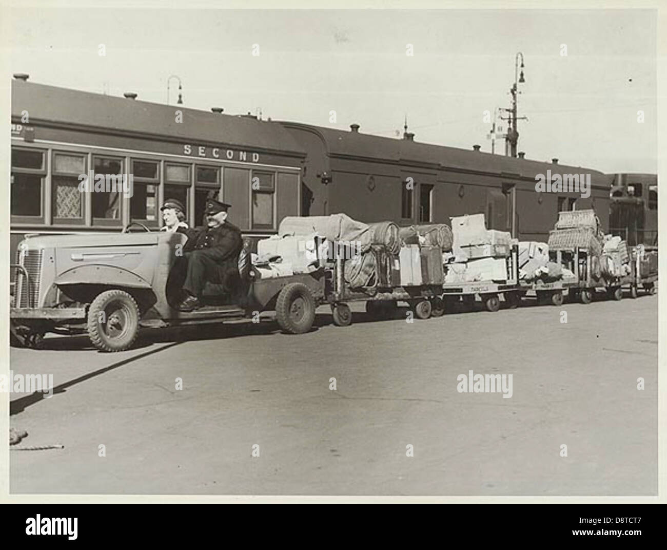 Una Austin pacchi trattore il trasporto di bagagli presso la Stazione Ferroviaria Centrale di Sydney (NSW) Foto Stock