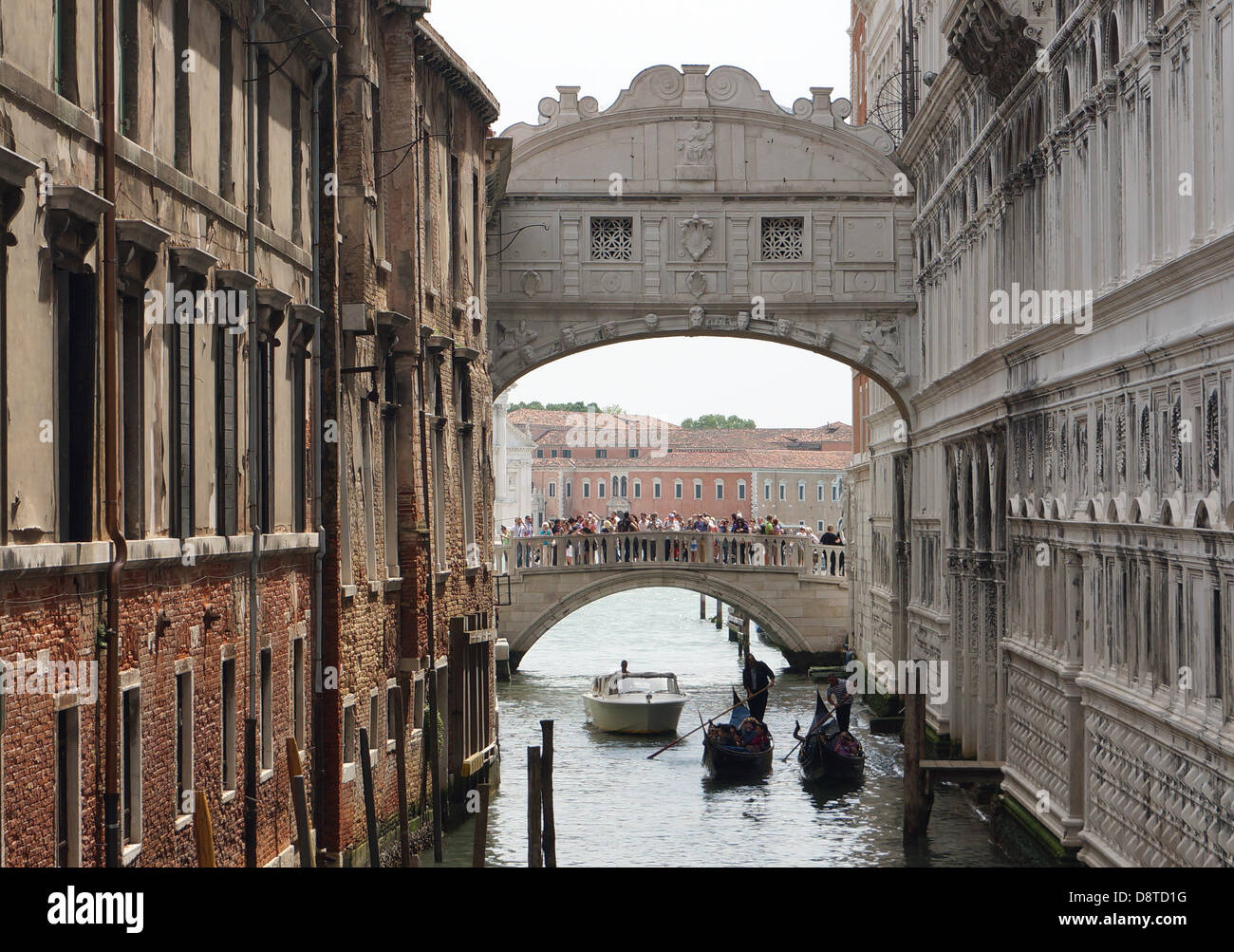 Gondole viaggiare accanto a Palazzo Ducale (r) sotto il Ponte dei Sospiri (Ponte dei Sospiri) a Venezia, Italia, il 3 maggio 2013. Foto: Soeren Stache Foto Stock